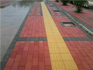 人行道上的環保彩磚
