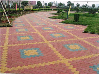 鋪設在小區道路上面的環保彩磚