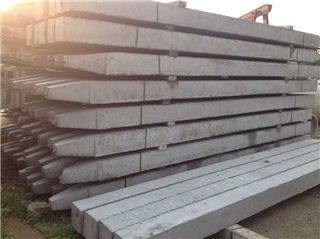 等待裝運的預制混凝土方樁