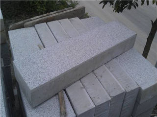 堆放整齊的混凝土路平石