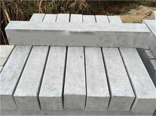 等待施工的混凝土路壓條