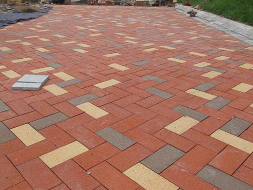 鋪設在路面的廣州pc環保彩磚