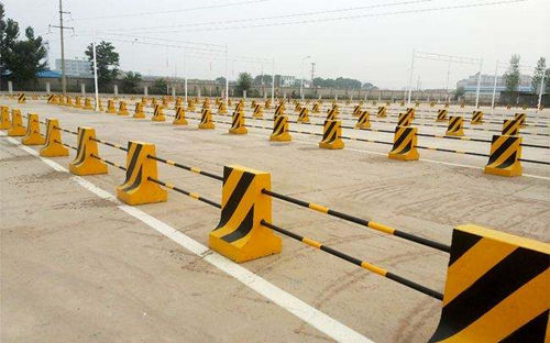 為何要在道路上使用水泥隔離墩呢?(圖1)