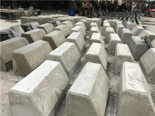 廣州邦堅批量生產的混凝土圍蔽墩