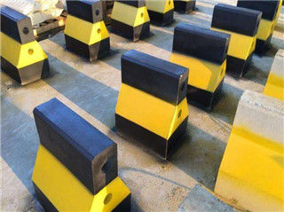 成排的水泥圍蔽墩