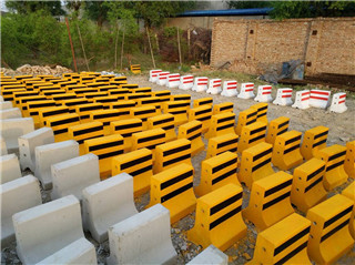 自然養護的水泥墩