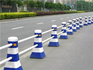 藍(lán)白相間的水泥隔離墩