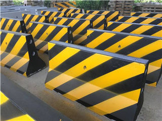 廣州邦堅(jiān)生產(chǎn)的水泥隔離墩