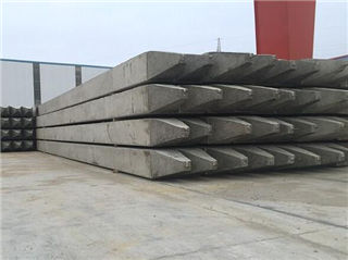 堆放的預制混凝土方樁