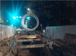 工廠工人正在運輸企口式鋼筋混凝土排水管