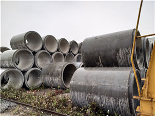 工廠放置的大量二級混凝土排水管