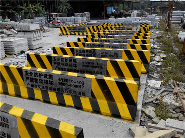 即將投入使用的水泥隔離墩（一）