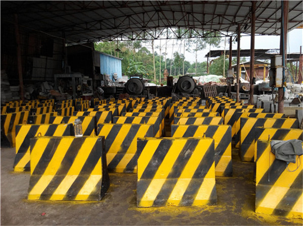 即將投入使用的水泥隔離墩（二）