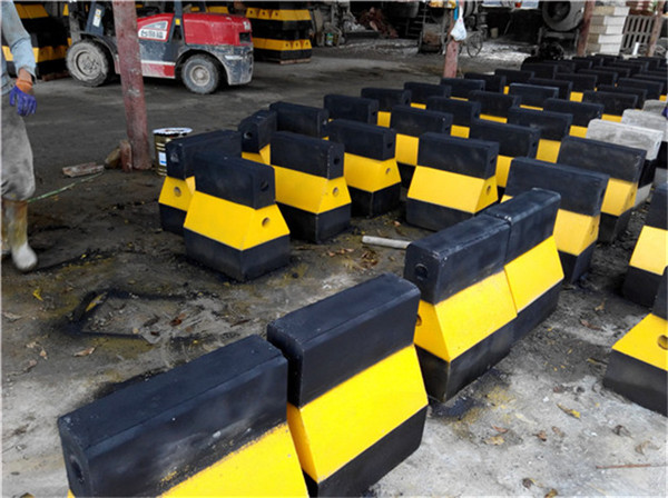 噴漆完成的黃黑色水泥隔離墩