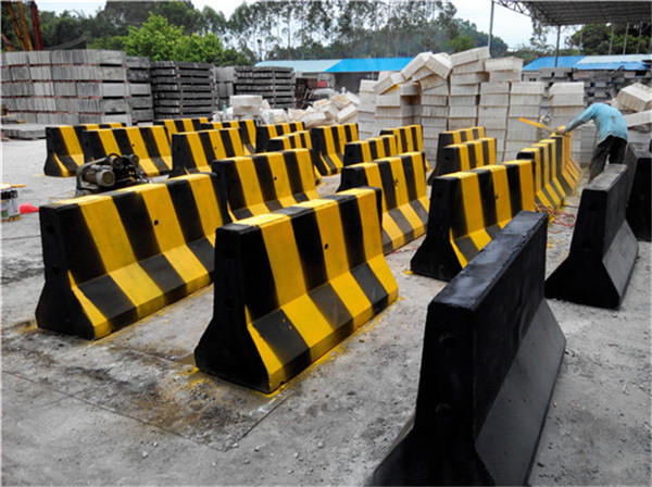 水泥隔離墩著色進(jìn)行中