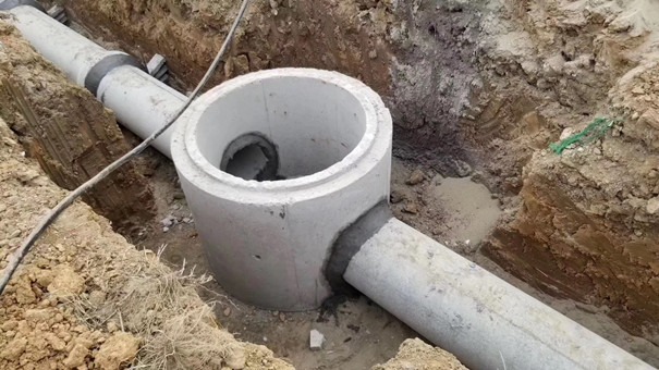 正在安裝中的水泥檢查井