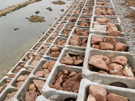 安裝完成并放置石頭的護坡生態框