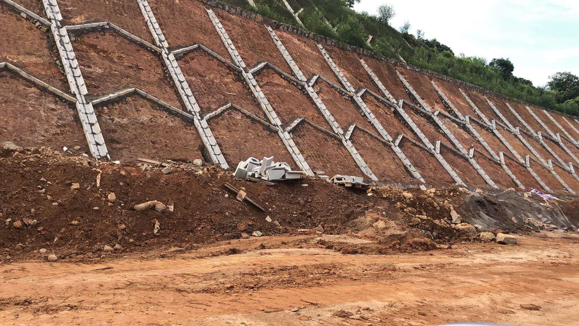 人字型骨架預制塊組成的水泥骨架護坡