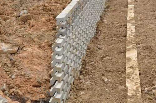 施工地正在安裝的生態(tài)磚