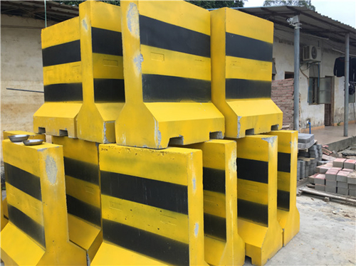 水泥防撞墩為什么會出現裂紋?如何補救?