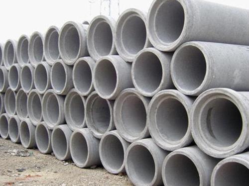 　　隨著我們城市建設的不斷發展，鋼筋混凝土排水管也被廣泛使用，前面有篇文章介紹到關于鋼筋混凝土排水管價格，很多客戶都來問廣州邦堅小編，那影響鋼筋混凝土排水管價格的因素有哪些呢?那接下來小編就來給大家介紹一下鋼筋混凝土排水管的價格因素：  　　第一、材質不同  　　首先目前我們國家的水泥管根據使用場景的不同需求可以分為鋼筋混凝土排水管、平口套環接口水泥管、承插口鋼筋混泥土水泥管、和企口水泥管等，那當然不同材質的水泥管那價格就大不相同了，那首先是因為材質不同導致價格不同。  　　第二、尺寸不同價格不同  　　大家都知道我們的鋼筋混凝土排水管都有不同的規格尺寸，那不同的尺寸就會有不同的價格，那需要詳細的鋼筋混凝土排水管價格以及詳細的尺寸都可以咨詢我們邦堅的客戶人員啦!  　　第三、制作工藝  　　價格還會受到制作工藝的影響，也就是產品質量問題。我們在日常選購的過程中，有些水泥制品非常便宜，這往往是制作工藝不夠，或者后期的使用養護不完善，質量也就缺乏保障。一般廉價的水泥管使用壽命都會特別短，需要尤其注意!  　　由此說來影響鋼筋混凝土排水管價格還是不少的，廣州邦堅小編覺得主要就是第三點了，質量是一個工程的最核心的問題，如果選擇一些沒有保障的產品那真的是得不償失，選擇邦堅鋼筋混凝土排水管確保您的工程安全有保障!